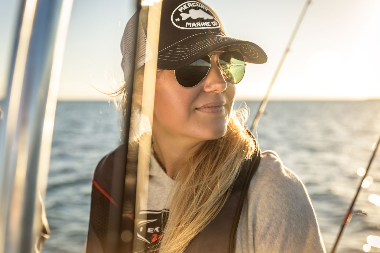 Femme portant des lunettes de soleil et un chapeau Mercury Marine