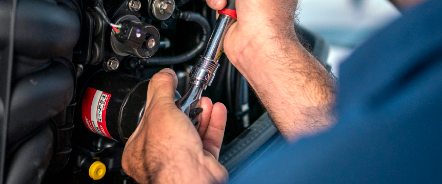 mercury marine authorized mechanic changing oil in outboard engine